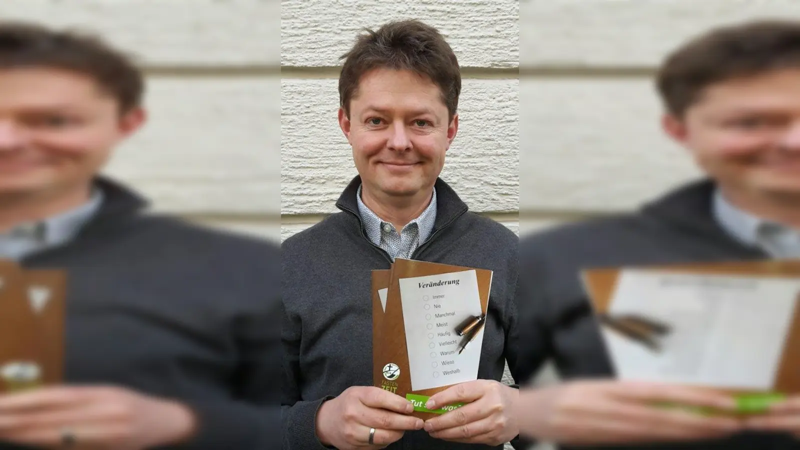 Alexander Reischl, Diakon der katholischen Pfarrei Christkönig, präsentiert das Heft „Tut sich was?! – Leben mit Veränderungen“, das als Grundlage für den Weg durch die Fastenzeit dienen kann. (Foto: Pfarrei Christkönig)