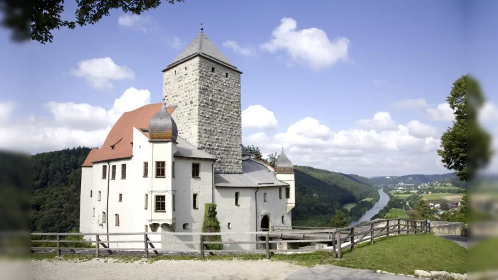 Steil ragt die Burg Prunn auf einem Kalksteinfelsen 70 Meter über dem Altmühltal auf. Die Herren von Prunn sind seit 1037 urkundlich erwähnt. Die Burg selbst stammt aus der Zeit um 1200, der Blütezeit des Burgenbaus. Für ihre Erhaltung als geschichtliches Wahrzeichen setzte sich kein Geringerer als König Ludwig I. persönlich ein. In den letzten Jahren hat der Freistaat Bayern viel in die Burg investiert, zuletzt 2010 für eine aufwendige Dachstuhlsanierung, die rund 2,5 Millionen Euro kostete. <br>Authentischer als auf Burg Prunn lässt sich mittelalterliche Geschichte fast nirgendwo erleben: Die  Ausstellung „Ritter, Recken, edle Frauen – Burg Prunn und das Nibelungenlied“ ist bis 30. September zugänglich. (Foto: BSV / Andrea Gruber, Maria Scherf)