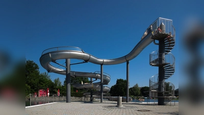 Große Gaudi bietet die Wasserrutsche im Westbad. (Foto: Mummelgrummel, CC BY-SA 3.0)