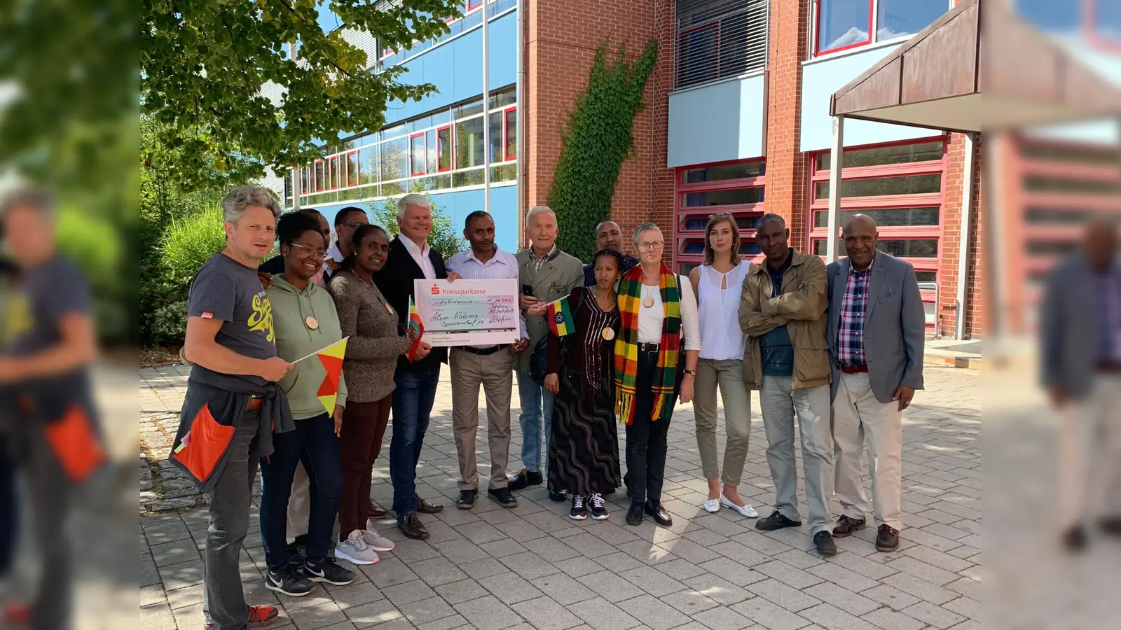 Scheckübergabe im Humboldt Gymnsium Vaterstetten: Beim Sponsorenlauf konnten die Schüler 16.000 Euro erlaufen.  (Foto: Alexander Bestle)