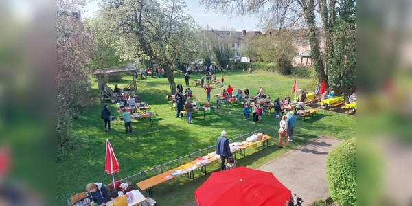 Im Pfarrgarten wechselten über 2.000 Medien den Besitzer. (Foto: Büchereiteam)
