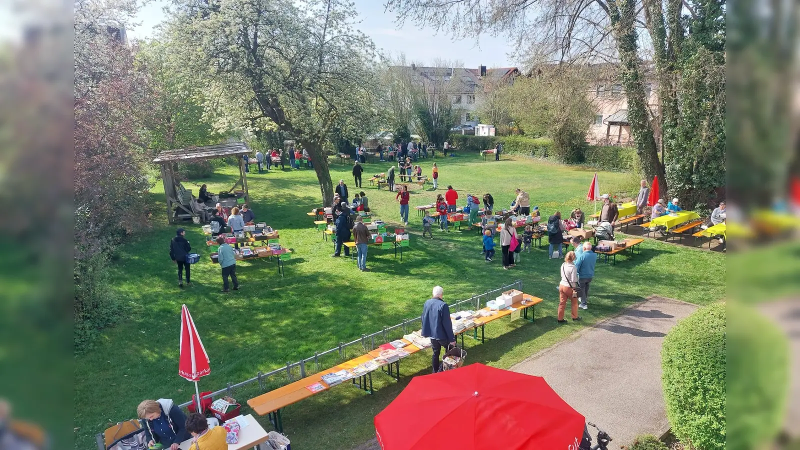 Im Pfarrgarten wechselten über 2.000 Medien den Besitzer. (Foto: Büchereiteam)