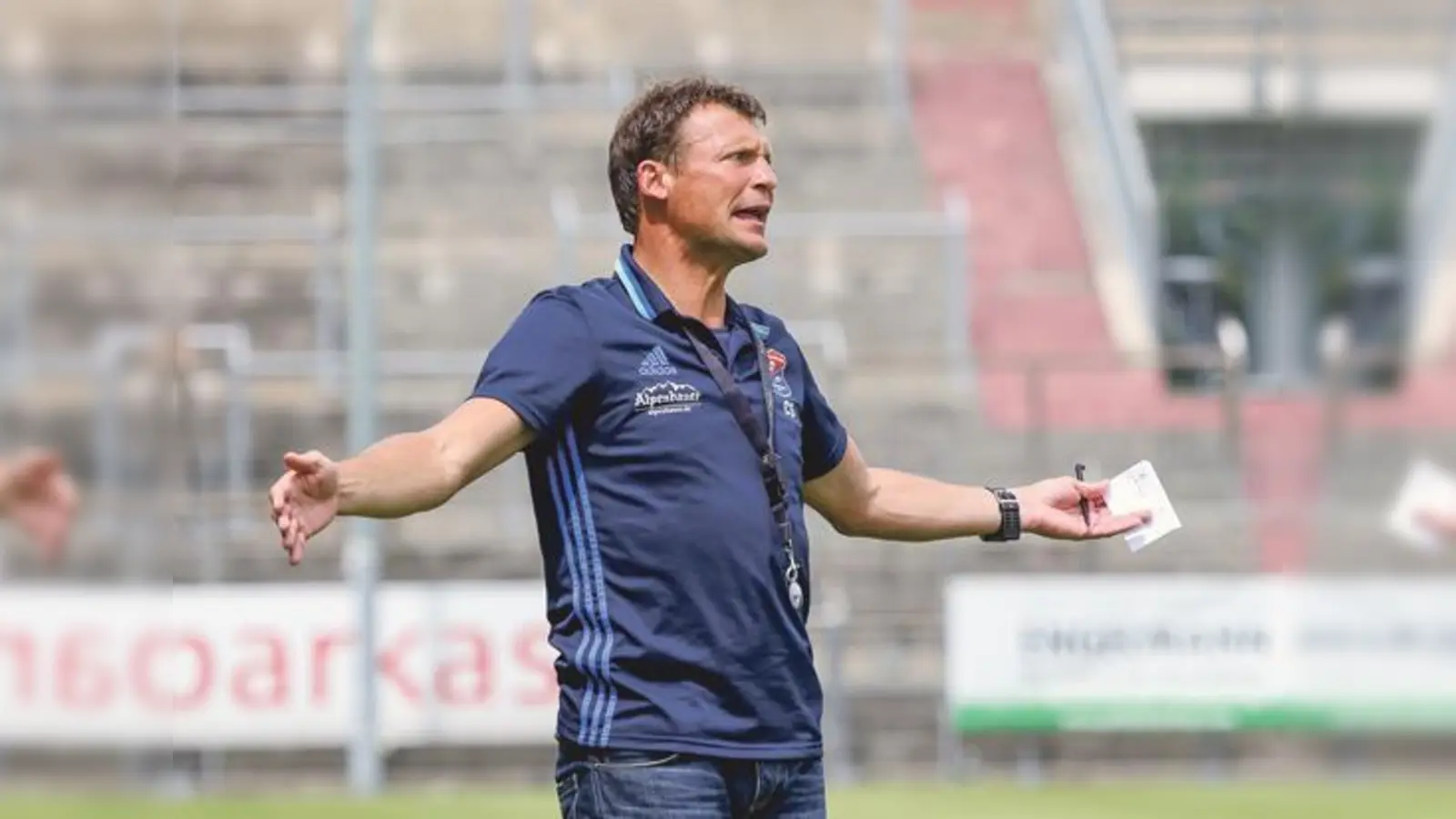 Cheftrainer Claus Schromm nannte die fehlende Reife seiner Mannschaft als Grund, warum es gegen Fortuna Köln trotz guter Leistung nicht zum Sieg reichte.	 (Foto: Christian Riedel)