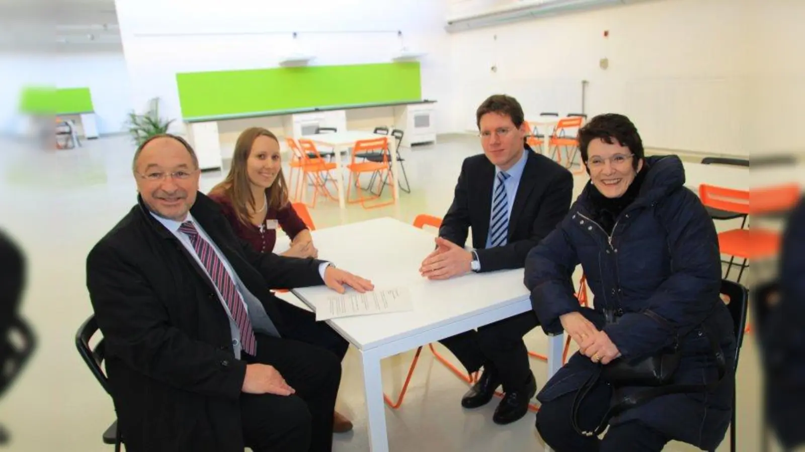 Landrat Karl Roth, Tamara Tirabasso und Stefan Derpa vom Landratsamt Starnberg sowie die Gautinger Bürgermeisterin Brigitte Kössinger besichtigten die Flüchtlingsunterkunft in der Ammerseestraße 45. (Foto: us)