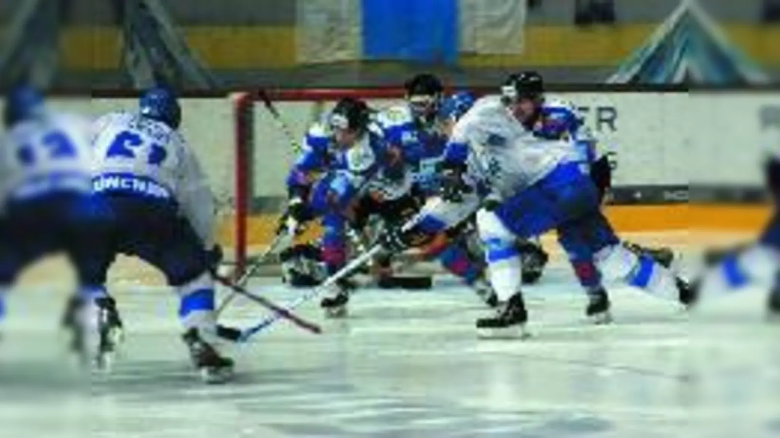 Kaum ein Durchkommen, so eng standen beide Teams.  (Foto: Stephan Pfeifer)