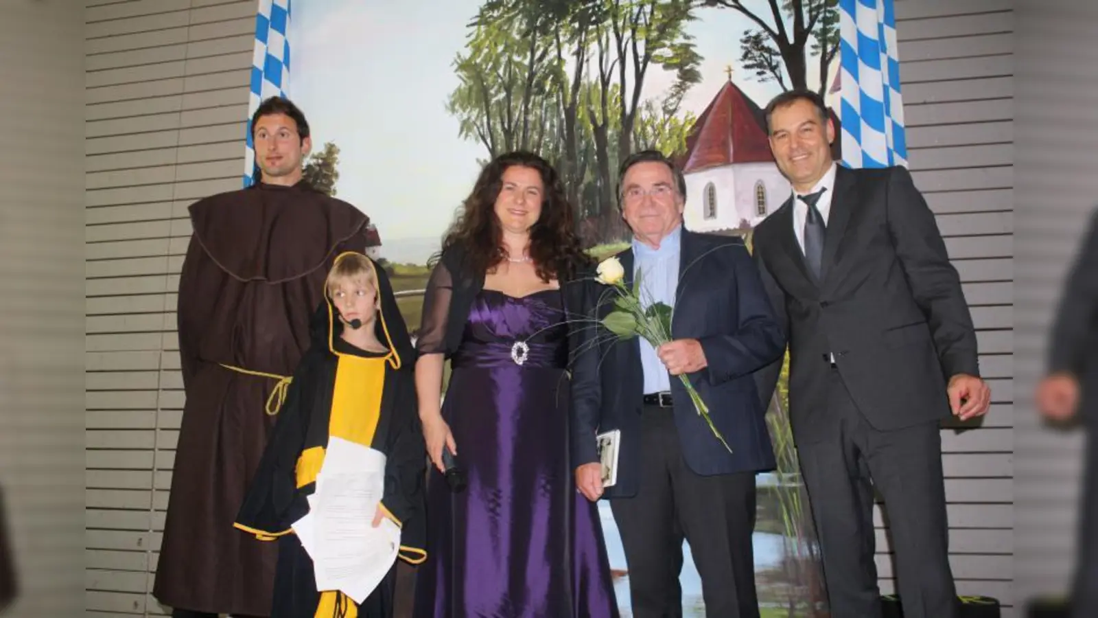 Eva Wobido, Rektorin der Grundschule, Thomas Häns, Rektor der Mittelschule (re.) und Schauspieler Elmar Wepper, zusammen mit dem seligen Winthir, der zusammen mit dem Münchner Kindl durch das Festprogramm führte. (Foto: sb)