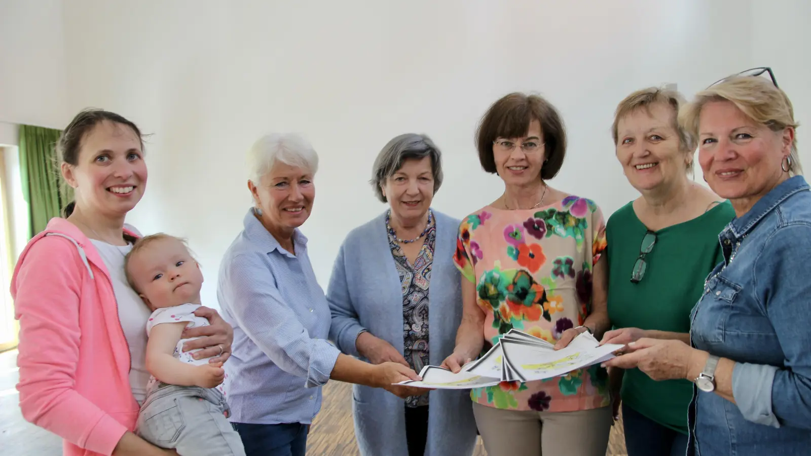 Riki Überreiter (2.v.l.) ist Gründerin von Mama-lernt-deutsch und hat bereits 110 Ehrenamtliche in ihrem Team. Im Bild das Team aus Neuaubing. (Foto: us)