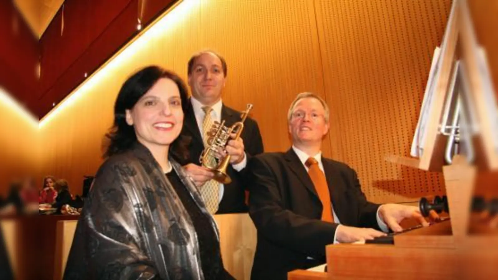 Viel Beifall bekamen Antonia Walch, Rainer Hauf und Thomas Rothfuß (v.l.). Sie sorgten beim diesjährigen Neujahrskonzert des BVGL für einen Kunstgenuss der besonderen Art in der Gräfelfinger Aussegnungshalle. (Foto: US)