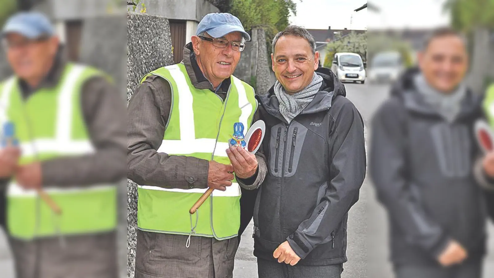 Eine nette Geste: Michael Nerreter beschenkt die Schülerlotsen mit Osterhasen.	 (Foto: DKSB Ebersberg)