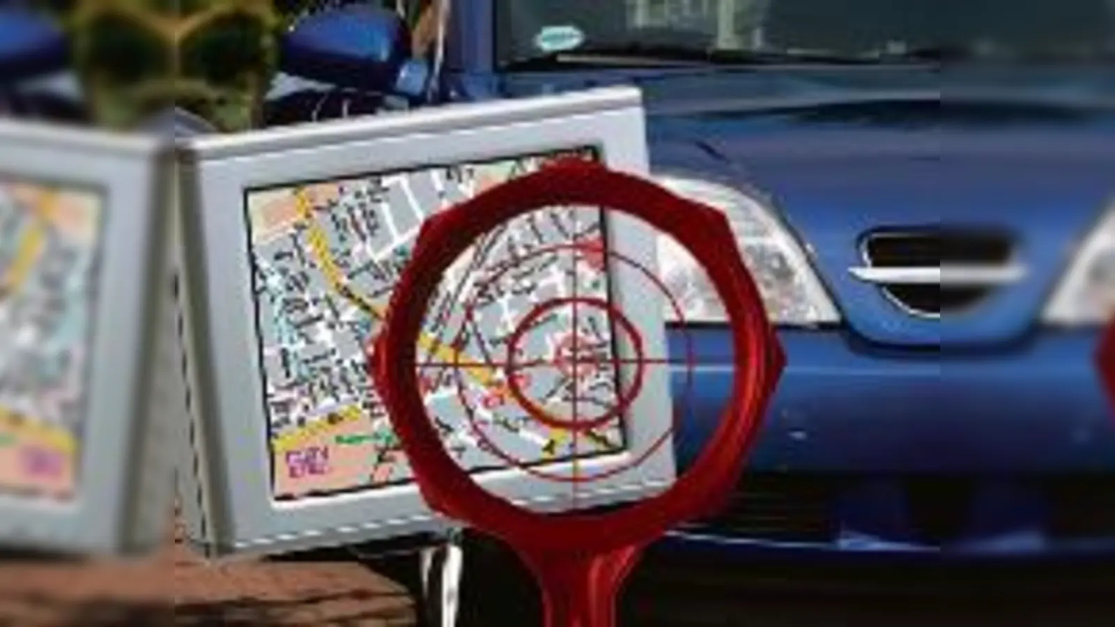 Tatort: Moosach. Autoknacker haben es vor allem auf mobile Navigationsgeräte in hiesigen Wagen abgesehen, warnt Polizeiinspektor Kellerer.  (Collage: clash)