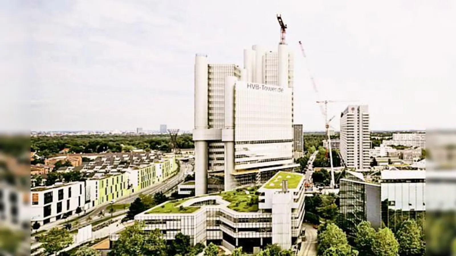 Kein alltäglicher Anblick: Der denkmalgeschützte, 114 Meter hohe HVB-Tower beim Effnerplatz und daneben der noch höhere Spezialkran.  (Foto: HypoVereinsbank)