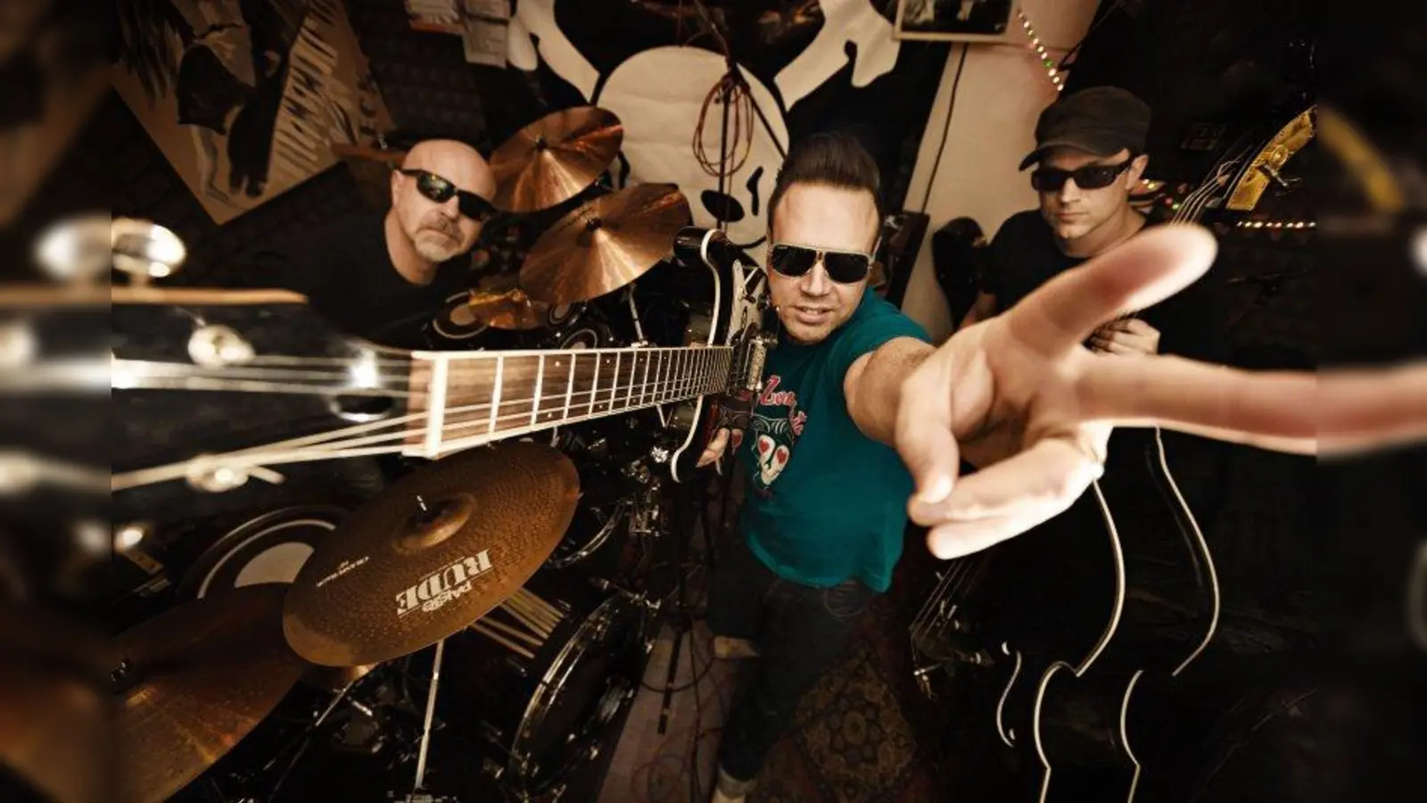 The Duke, the Chief and the Reverend: Mike, Wojtek und Tobi treten seit 2007 gemeinsam auf. Die Münchner Band spielt am Samstag, 20. Dezember, ab 17 Uhr auf dem Harras. (Foto: DCR)