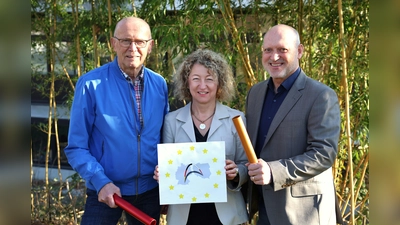 Das Organisationsteam in Dachau für den Staffellauf des Gedenkens und der Versöhnung: Michael Rauch, Bernadetta Czech-Sailer und Wolfgang Moll. (Foto: Landratsamt Dachau/Veronika Plajer)