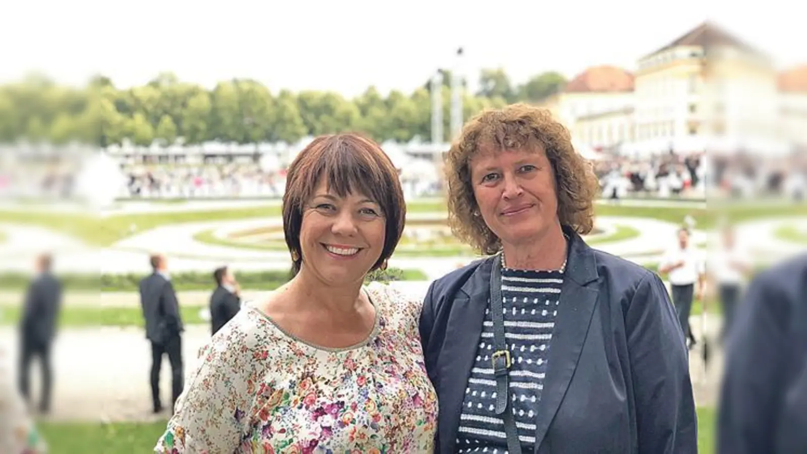 »München sucht neue Schulweghelfer«, so Stachowitz, auf dem Foto mit Renate Lotte abgebildet.     Foto: privat;  (Bildrechte: Stachowitz)