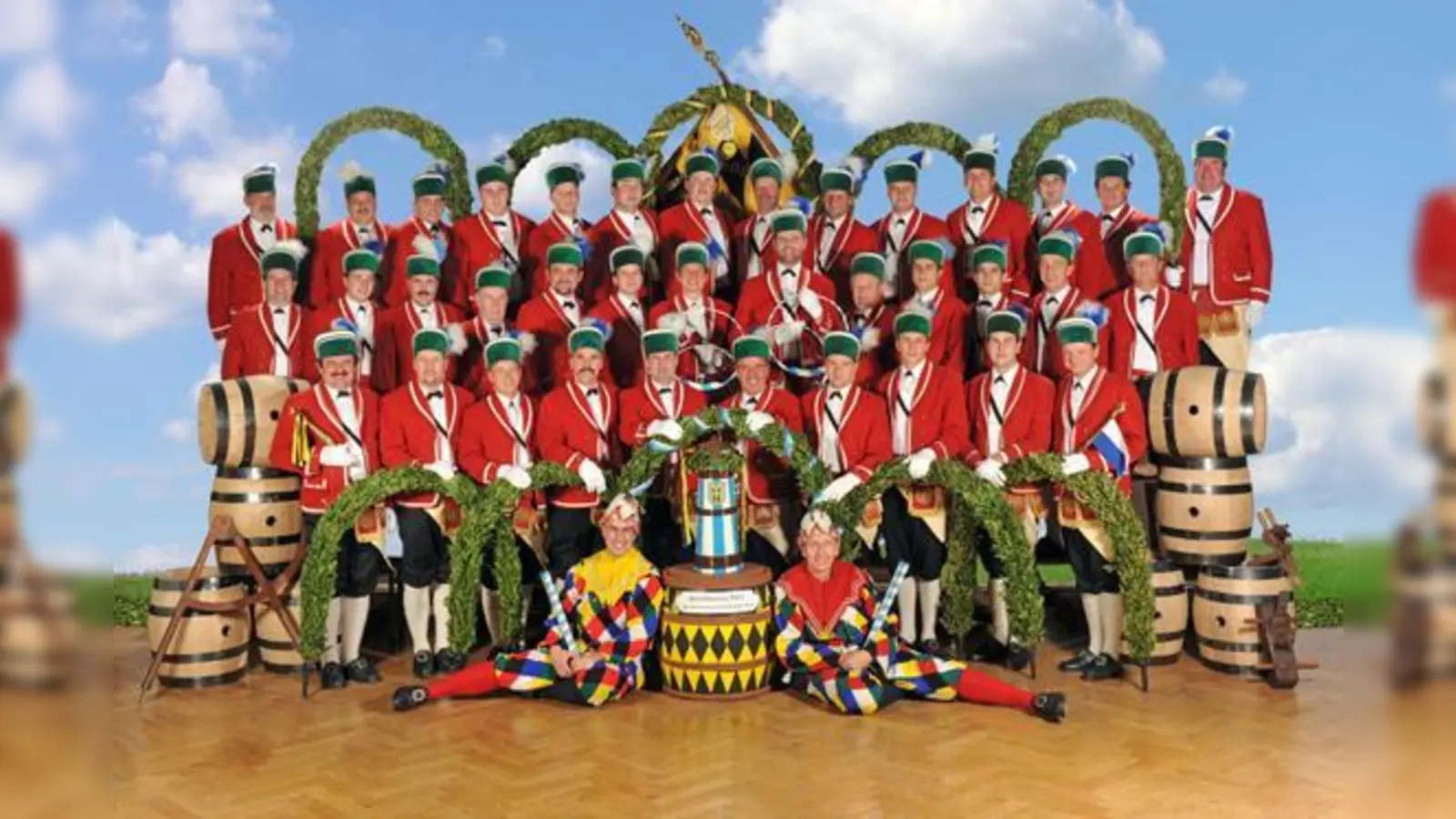 Die Münchner Schäffler 2012, darunter die letzten echten Schäffler, Wilhelm und Peter Schmid (vorne, 5. und 2. v. re.).	 (Foto: Fachverein der Schäffler Münchens, Elisabeth Monamy)