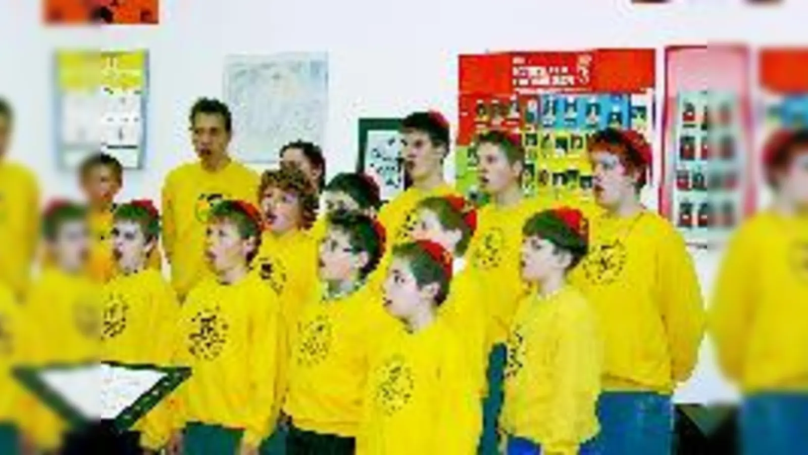 Die Münchner Chorbuben, Mitbewohner des P.I.B. im Jugendhaus St. Bonifaz, gratulierten zum 30. Geburtstag.	 (Foto: rme)