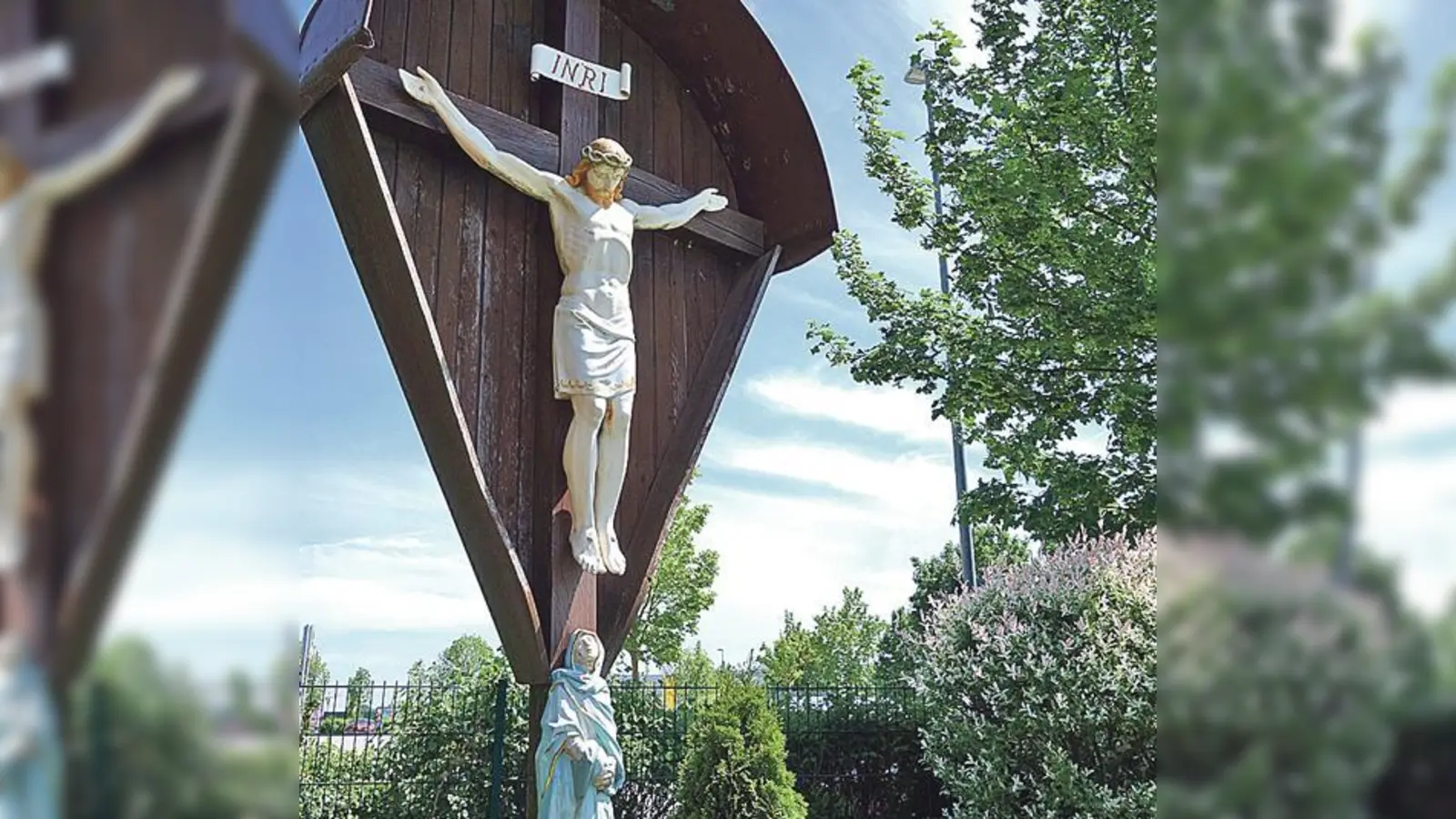 Das Feldkreuz der Familie Hagl steht bei der Andacht im Mittelpunkt.   	 (Foto: VA)