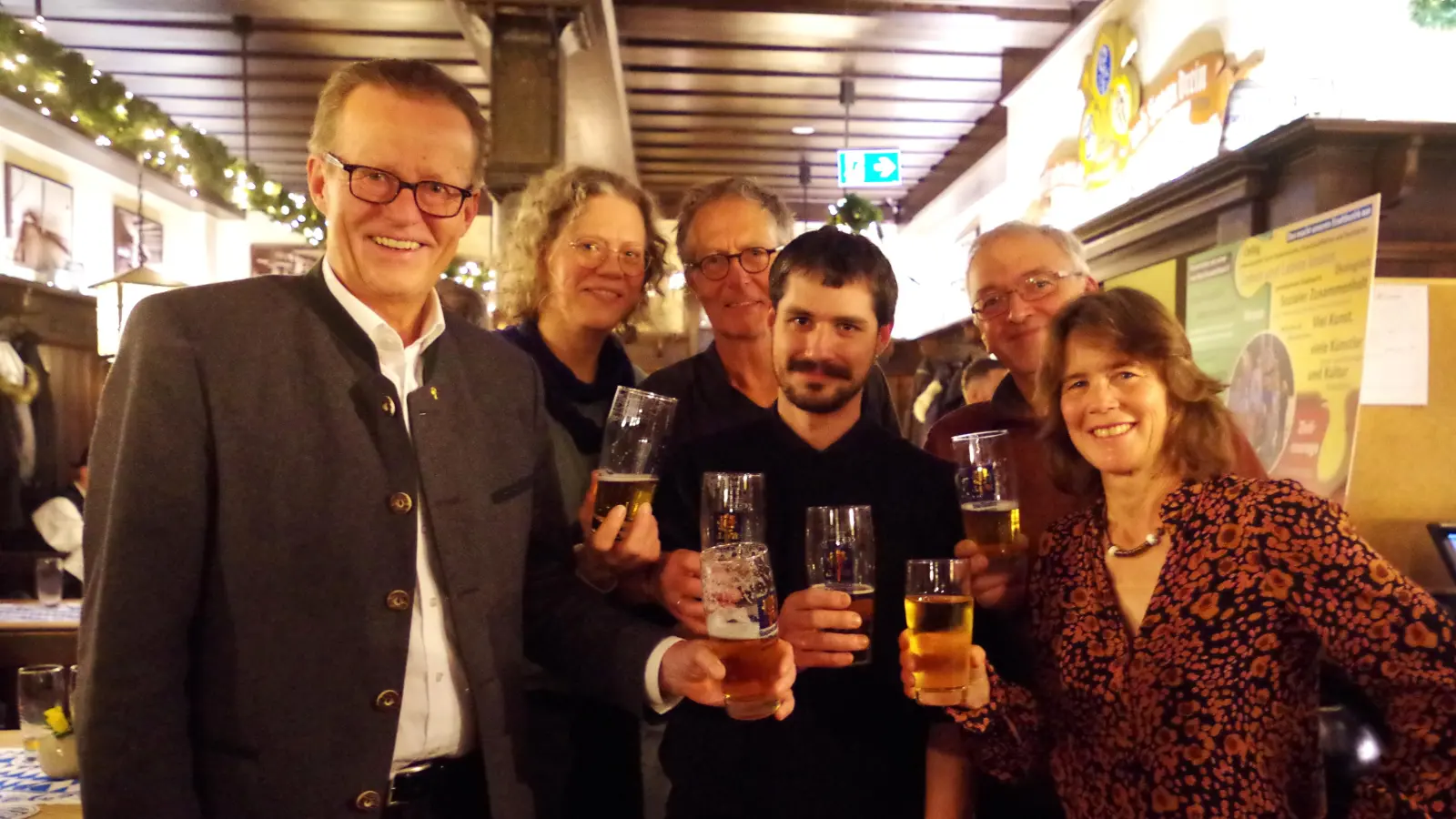 Jedes Jahr lädt der Bezirksausschuss engagierte Stadtviertelbewohner zum Jahresempfang ein. 2023 waren unter anderem dabei (von links): Martin Leibhard (Augustiner Geschäftsführer München), Manuela Dillmeier (Pfarrverband Westend), Andreas Eichlinger (Architekt), Eugen Happacher (Projekt „Umlenken“), Hans Hien (Wohnungsgenossenschaft München-West) und Sibylle Stöhr (Vorsitzende BA 8). (Archivbild: Beatrix Köber)