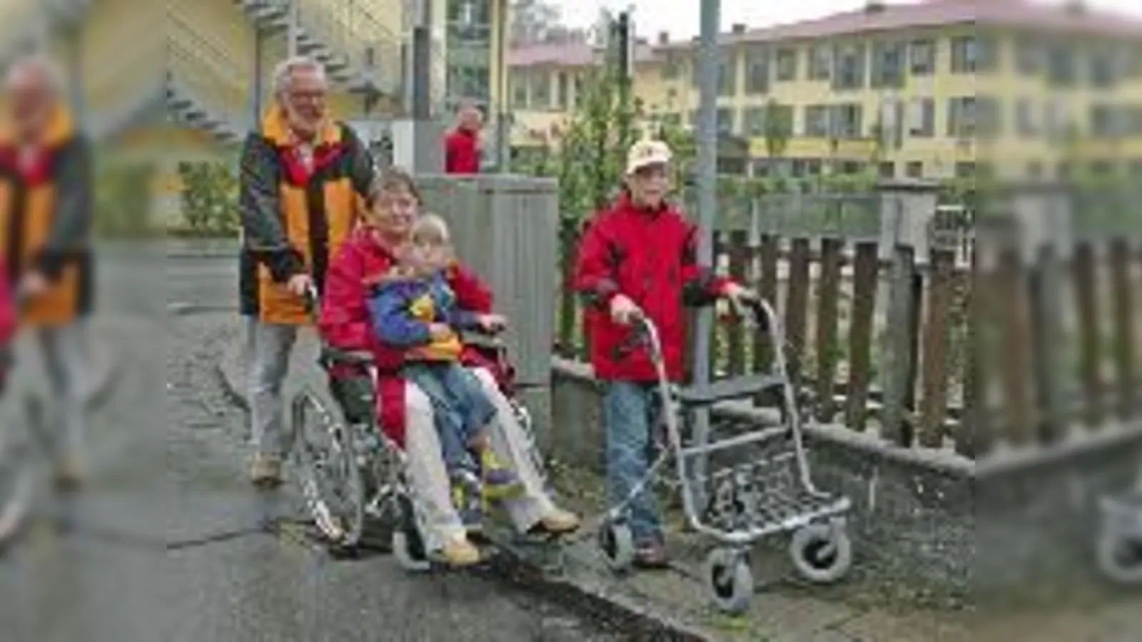 Selbstversuch mit neuen Erkenntnissen: SPD-Fraktionssprecher Mandi Warth und Edith Thoma hatten zusammen mit Lena und Nikolai an mancher Engstelle, wie hier im Samweg in Neufahrn, ihre liebe Müh und Not.  (Foto: ba)