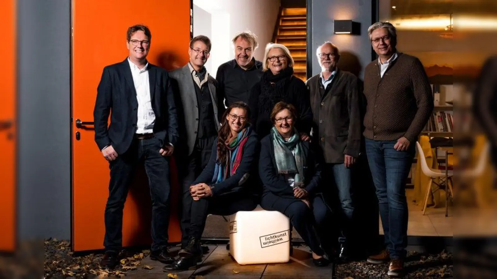 Die neue Vorstandschaft der „Lichtkunst Weilheim“: Florian Lechner, Rochus-Marian Eder, Claudia Andreas, Ragnhild Thieler, Joachim Michel, Günter Morsack (stehend von links), Claudia Andreas und Marion Lunz-Schmieder (sitzend von links). (Foto: Lichtkunst Weilheim)