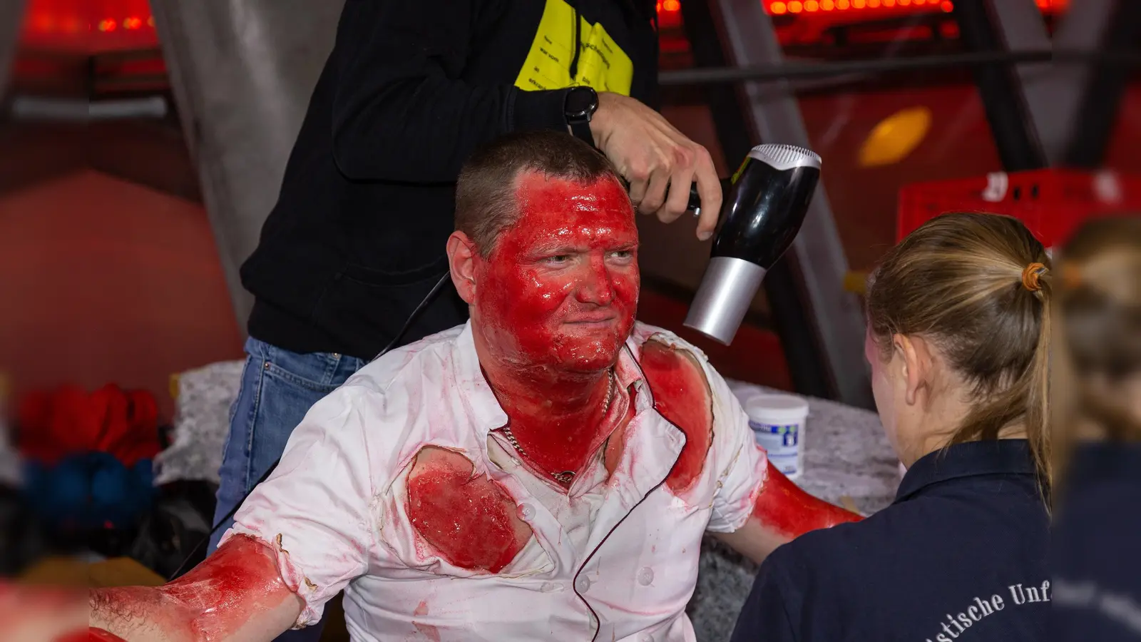 Die Gruppe der Realistischen Unfalldarstellung der Malteser Ebersberg wissen genau, mit welchen Mitteln sie Verletztendarsteller Christian Feicht täuschend echt aussehende, schwere Brandverletzungen schminken können.  (Foto: Malteser Ebersberg)