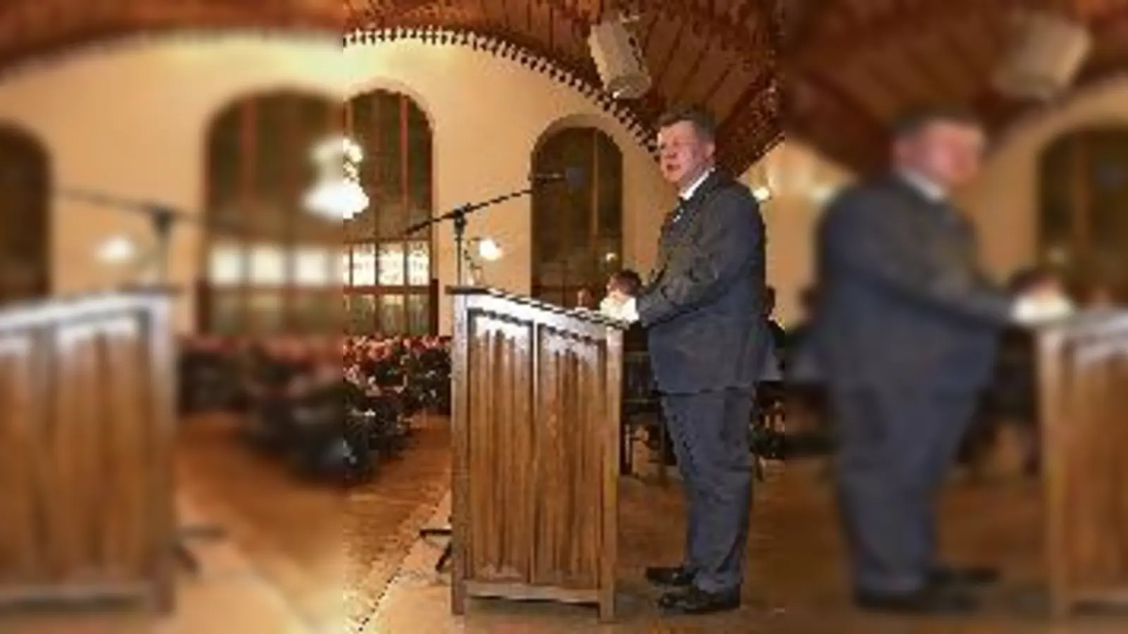 Begrüßung durch Stadtrat Robert Brannekämper (Mitglied des Bogenhauser Bezirksausschusses) im Saal des Alten Rathauses.  (Foto: VA)
