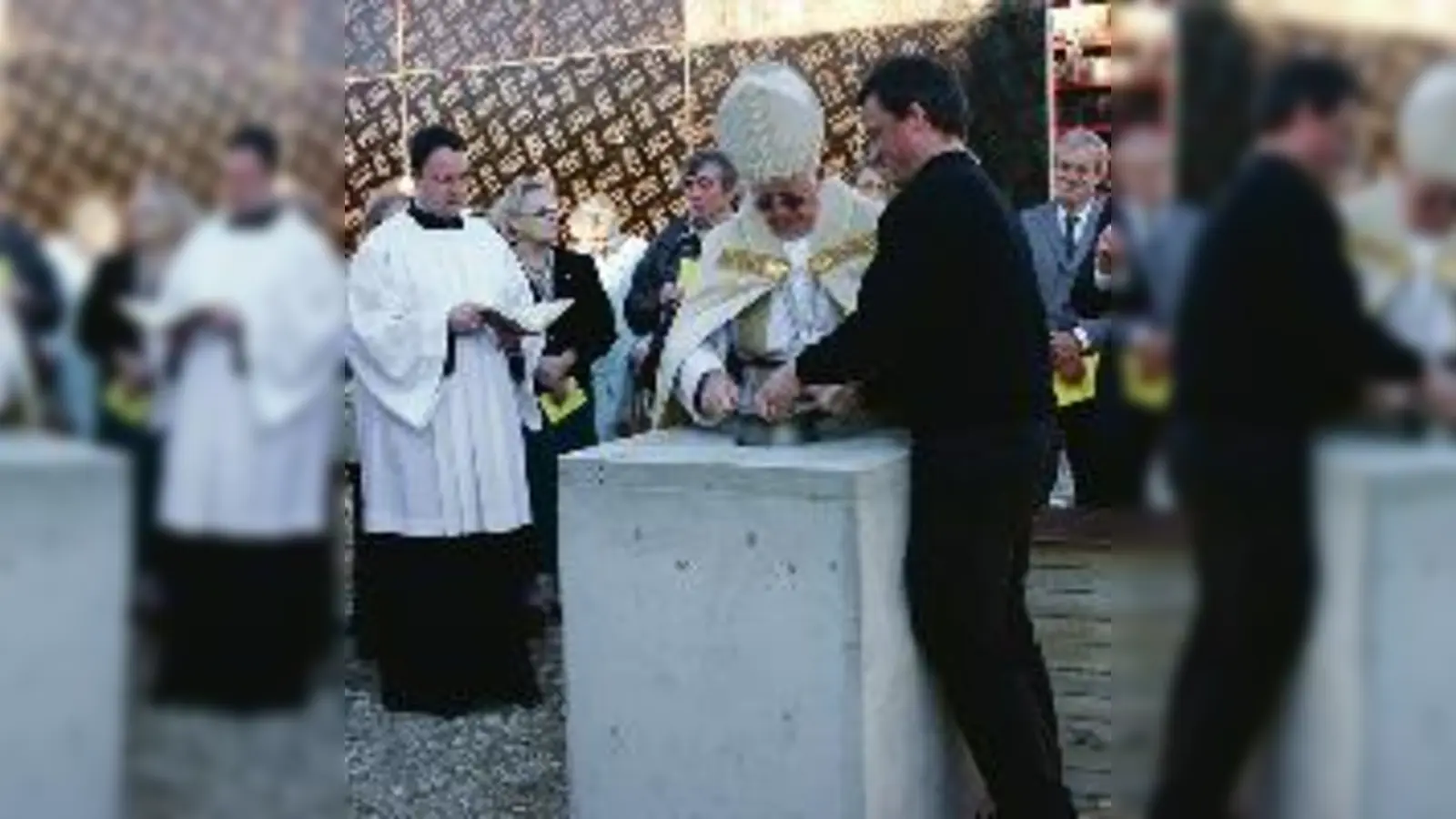 Weihbischof Engelbert Siebler versenkt eine Kapsel mit Zeitzeugnissen im Grundstein des neuen Dominikuszentrums an der Nordheide.  (Foto: au)