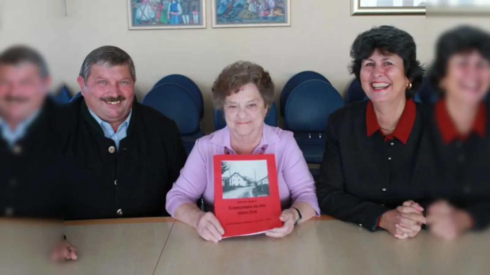 Bürgermeister Georg Reitsberger, Autorin Elfriede Ziegler, und Archivpflegerin Ulrike Flitner (v. li). 	 (Foto: Gemeinde)