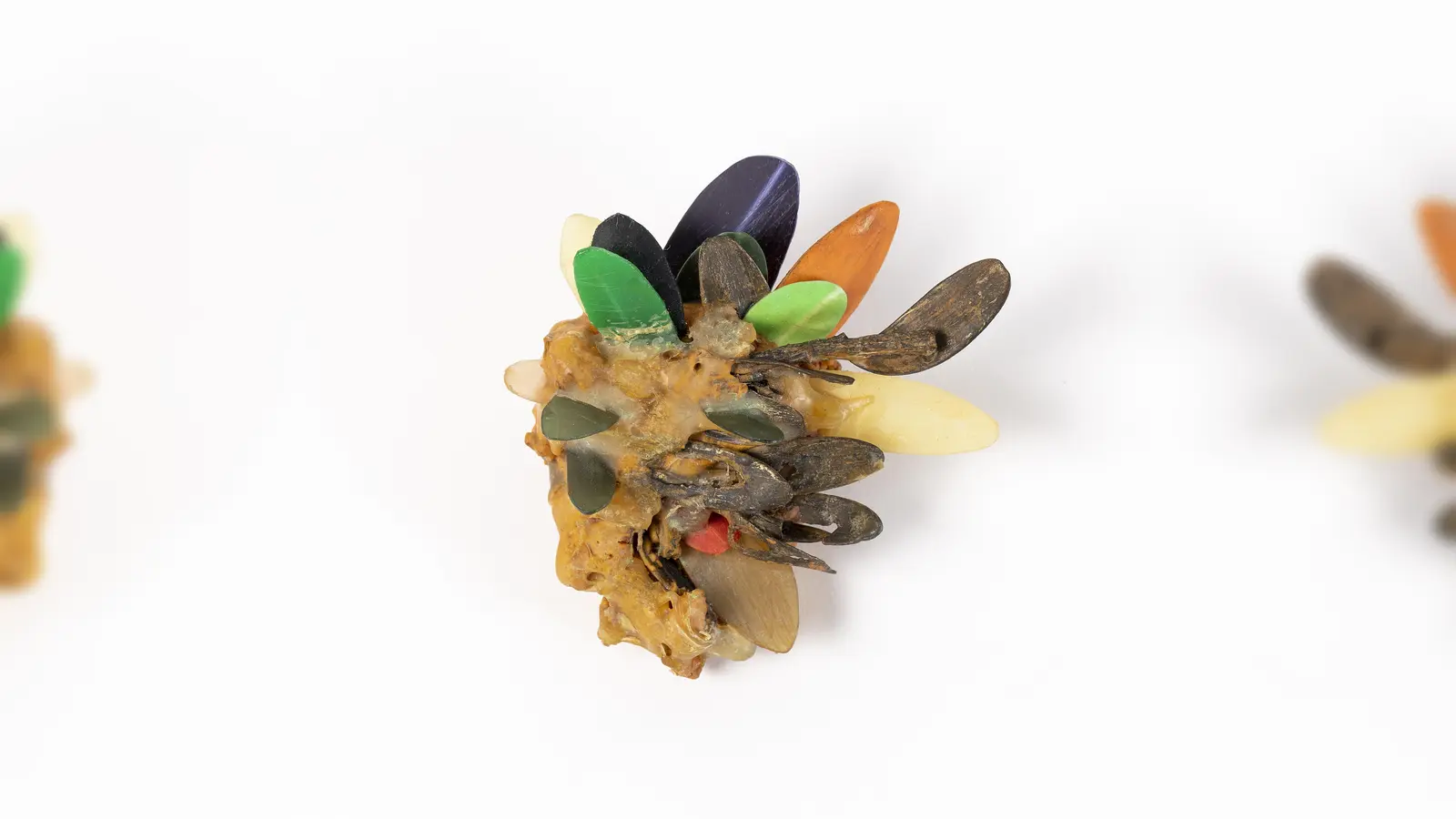 „Leaf Litter” heißt dieses Schmuckstück von Ross Malcolm aus Neuseeland. Die Ausstellung der Galerie Handwerk zeigt noch bis einschließlich Gründonnerstag Schmuck-Kunstwerke unterschiedlichster Art. (Foto: Jessica O'Brien)