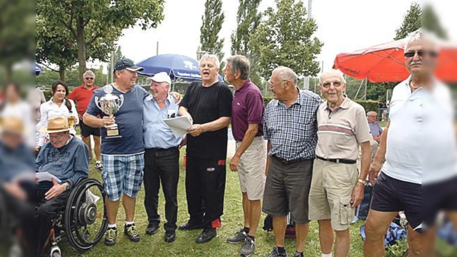 Der von der Familie Böltl gestiftete Siegerpokal wurde mit Freude vom Siegerteam entgegengenommen und gleich mit Sekt aufgefüllt.	 (Foto: privat)