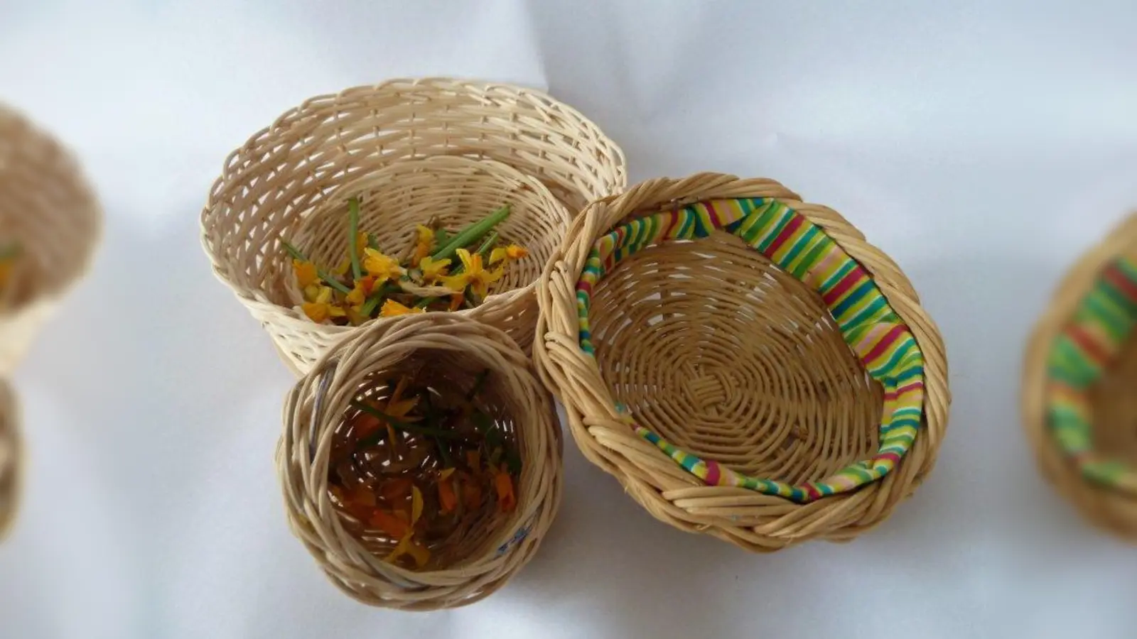 Kleine Körbe aus Peddigrohr können die Kinder im Dschungelpalast flechten. (Foto: Feierwerk)