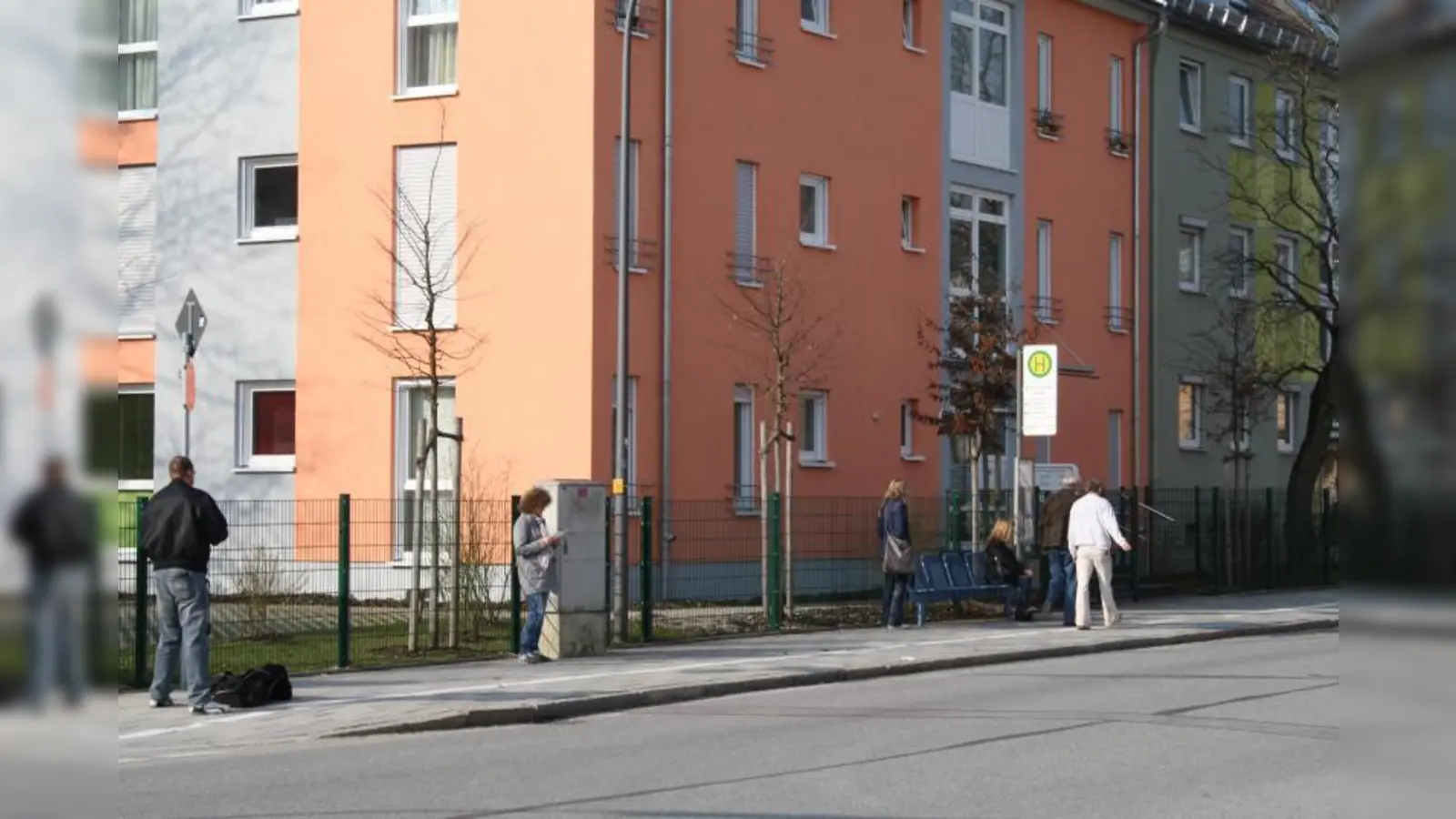 Für die Bushaltestelle Korbinian-Beer-Straße fordert der BA 23 ein Wartehäuschen. (Foto: sb)