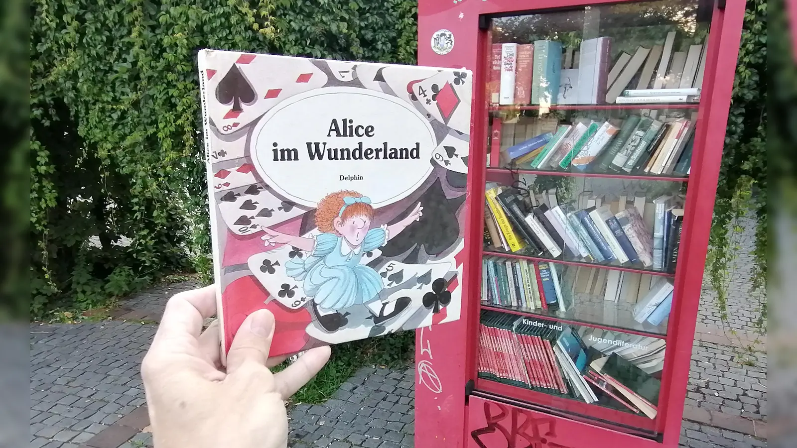 Eine sehr nett gestaltete Ausgabe von „Alice im Wunderland” im Bücherschrank am Sendlinger Obelisken. (Foto: job)