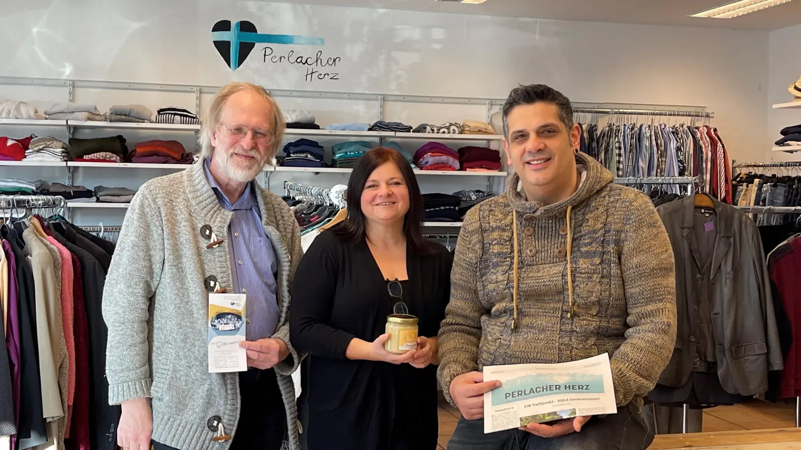 Der Erlös aus dem Verkauf des Secondhand-Shops des Perlacher Herz wird für soziale Zwecke verwendet. Freuen sich auf viele Kunden und Spender für den guten Zweck: (v.l.) Bernhard Kopp, Gabriela Lapp und Bülent Askar.  (Foto: hw)