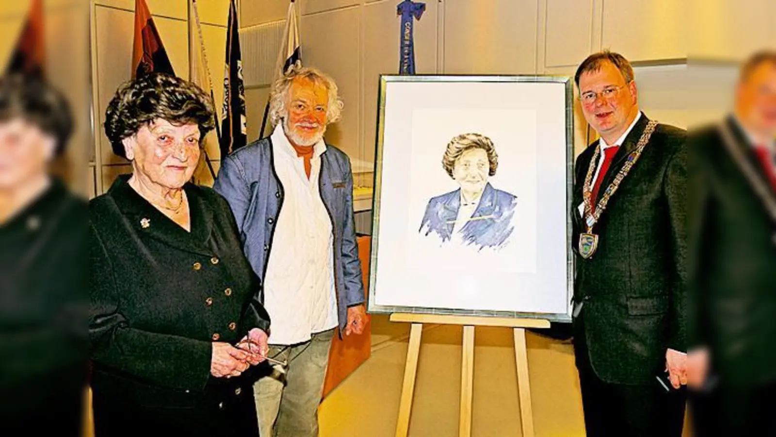 Betrachten das Porträt der Ehrenbürgerin (v.l.): ­Marianne Gamperl, der Künstler Ivo Krizan und Bürgermeister Wolfgang Panzer.  (Foto: Kohnke)
