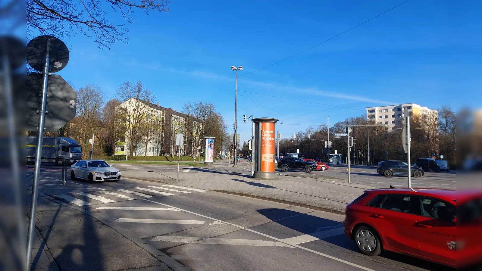 Die Rechtsabbiegespuren, bei denen Autofahrende keine eigene Ampel haben, werden an der Kreuzung Wintrichring/Dachauer Straße demnächst zurückgebaut. (Foto: bas)