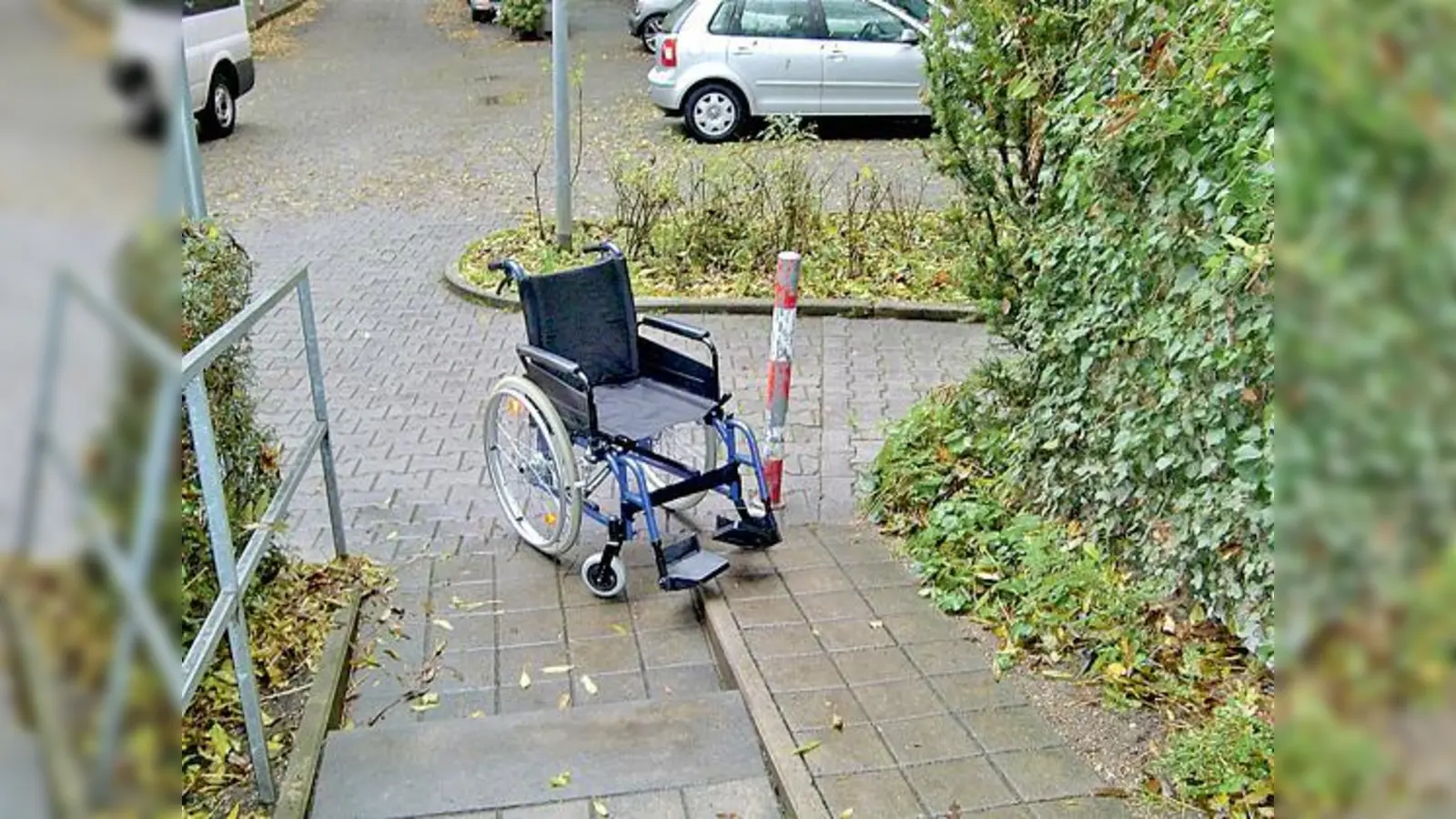 Rollstuhlfahrer haben keine Chance an den zwei  angebrachten Pfosten, einer oben, einer unten,  vorbeizukommen.	 (Foto: ikb)