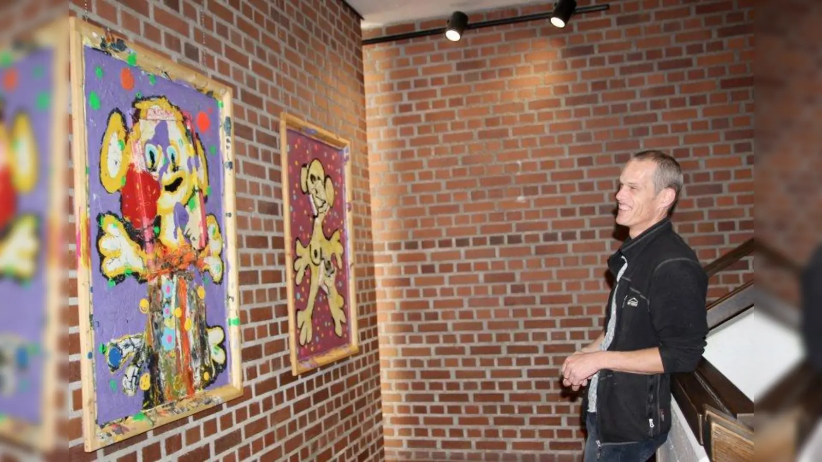 Erster Preis für den Maler Bernd Wiedemann (vor einem Groxi-Bild im Gautinger Rathaus). Daneben bekommen auch Theaterleiter Hubert Dietl und das Schulorchester des Otto-von-Taube-Gymnasiums den Klinge-Preis 2019. (Foto: us)