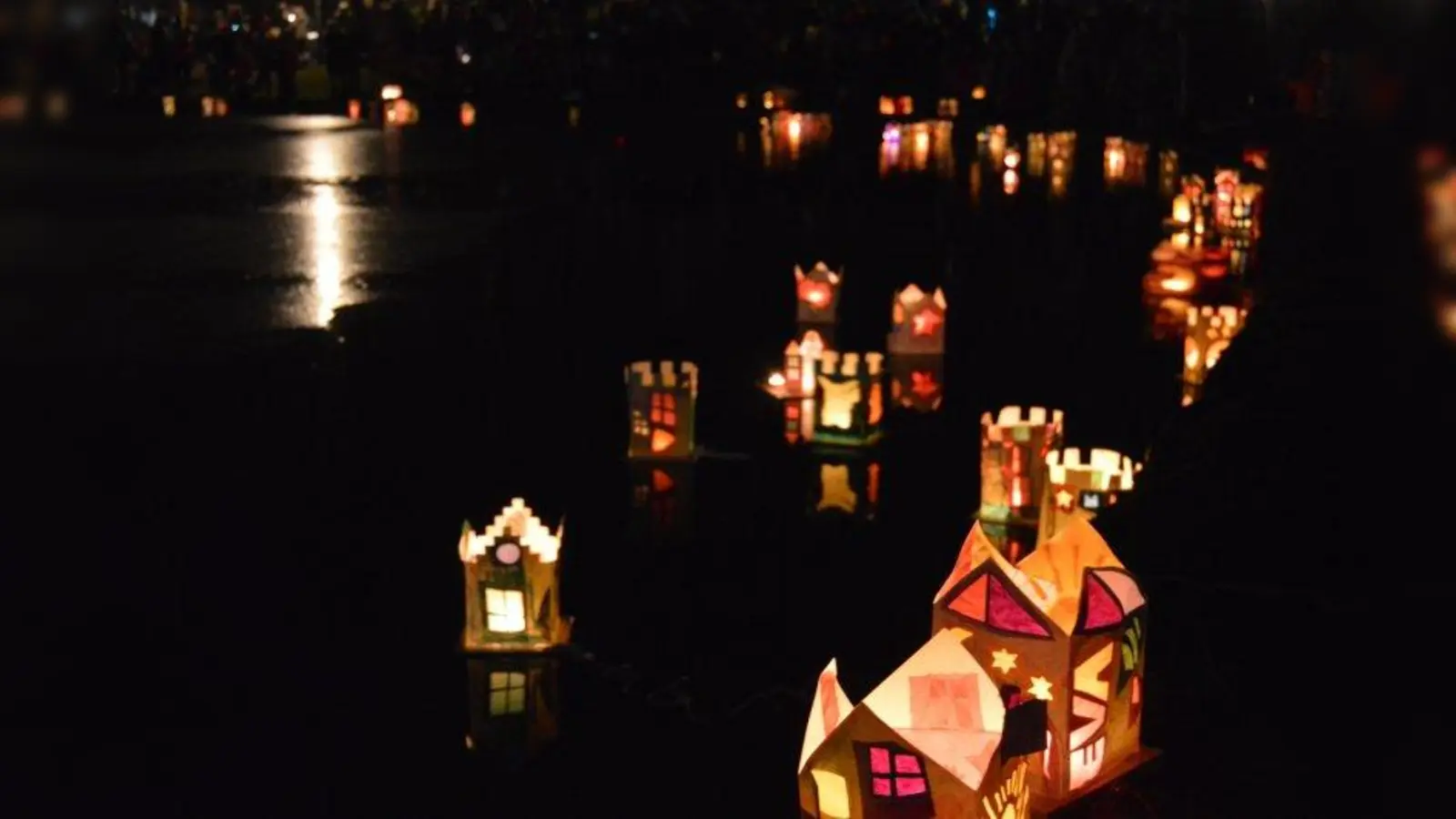 Wunderschöner Anblick: Der Schlossweiher wird durch viele Lichterhäuschen erhellt. Das Foto stammt aus dem Jahr 2019. (Foto: IJB)