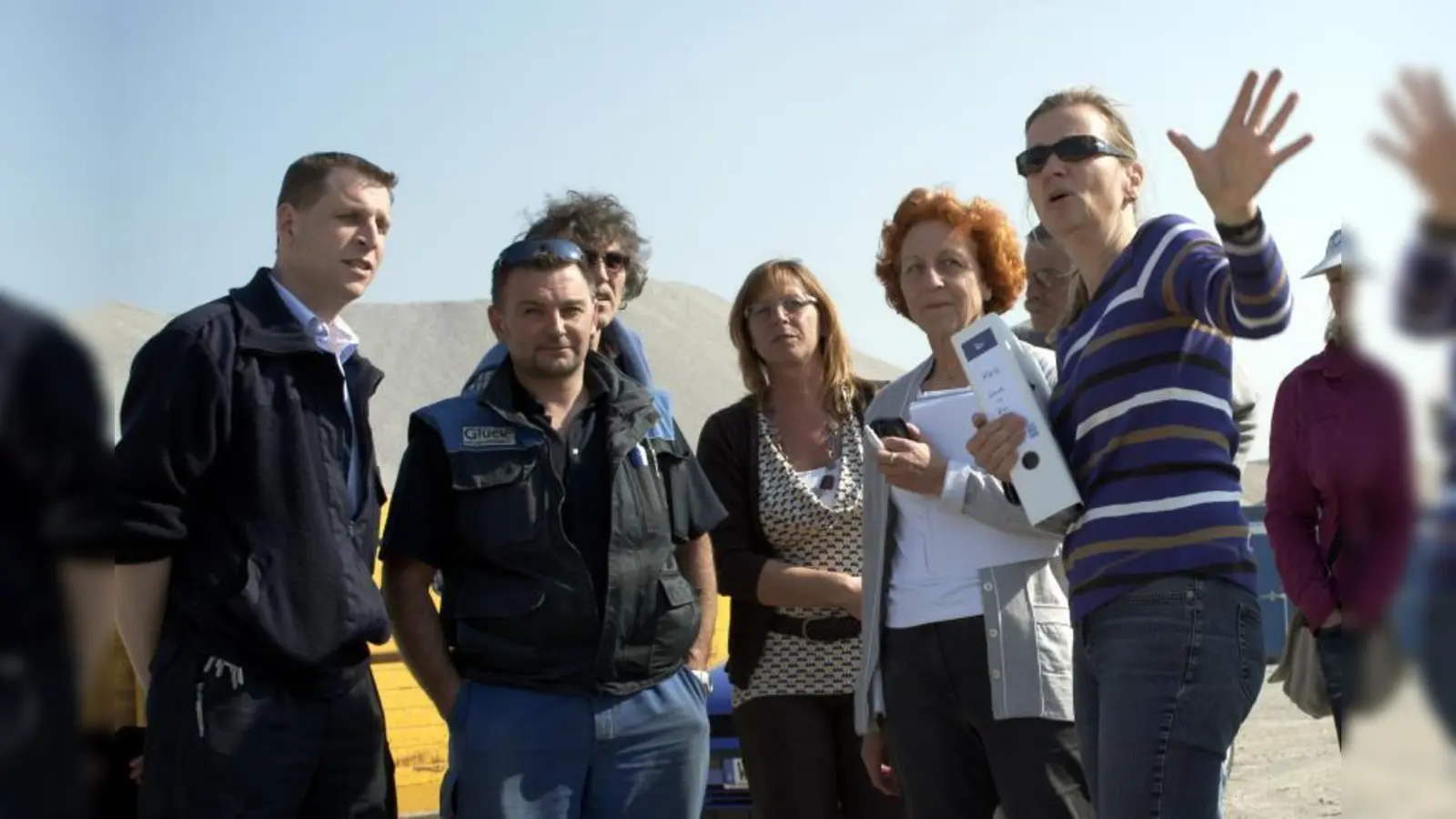 Vorbesprechung für die Ausstellung „Kunst im Kies“ auf dem Glück-Gelände: Kathrin Fritsche vom Kunstkreis Gräfelfing (r.) zeigt den teilnehmenden Bildhauern das Kiesareal. (Foto: US)