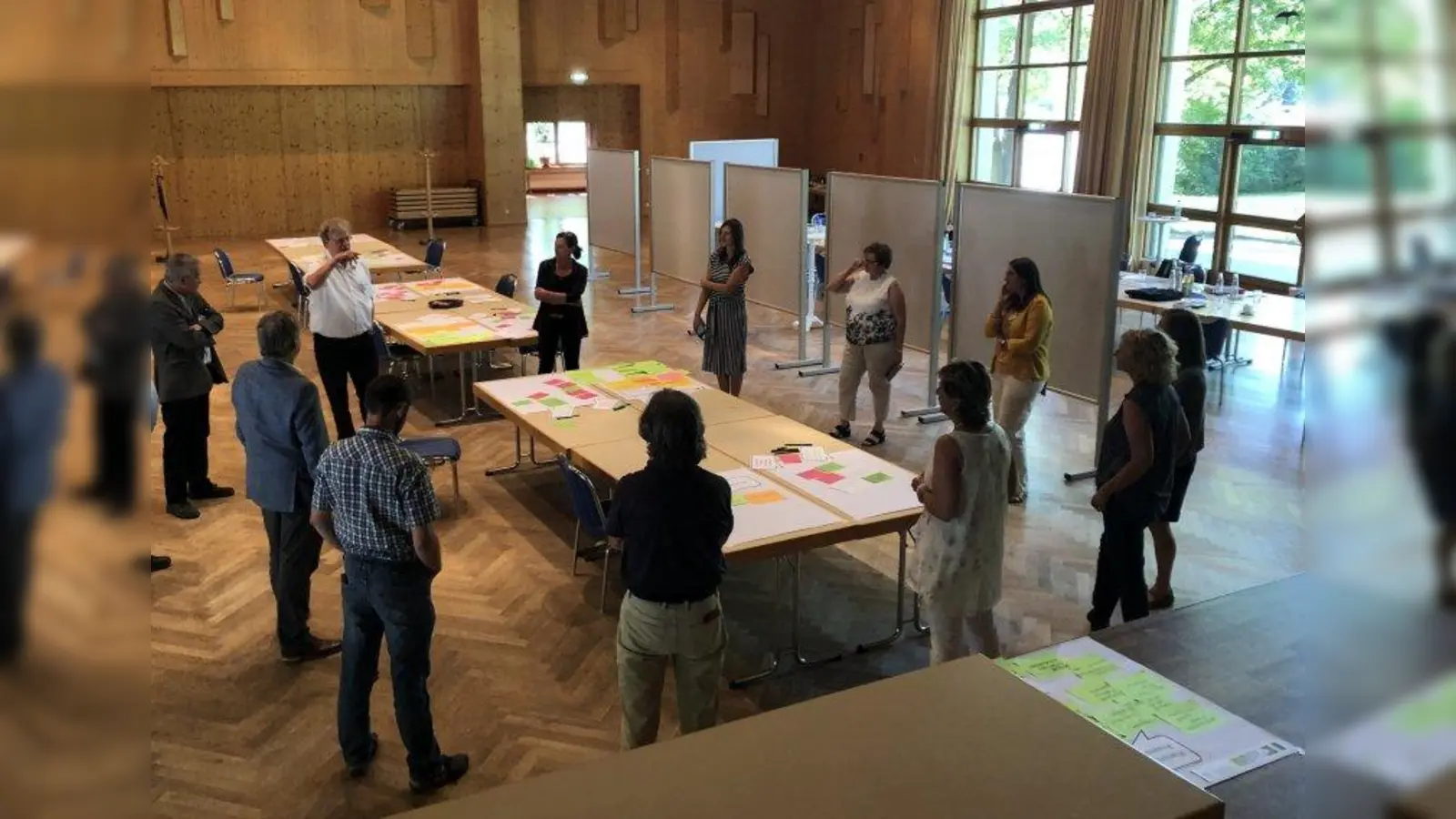 In der Weilheimer Stadthalle erörterten die mit der Erstellung einer Machbarkeitsstudie beauftragten Fachleute der Architekturbüros &amp;quot;Bauwärts&amp;quot;, &amp;quot;Ingevost&amp;quot; und &amp;quot;Stadtentwickler&amp;quot; die Ziele der Grünplanung. (Foto: Stadt Weilheim)