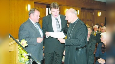 Der Ortsvorsitzende der Karlsfelder CSU Bernhard Gaigl (li.) und Bürgermeister Stefan Kolbe bei der Scheckübergabe an den Gastredner Abt Odilo Lechner (re.). (Foto: pi)