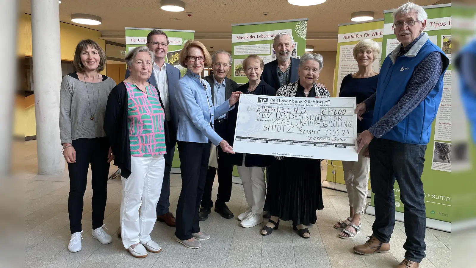 Einen symbolischen Scheck in Höhe von 1000 Euro vom Kunstforum Gilching konnte Stefan Schilling (r.) vom LBV entgegen nehmen <br> (Foto: pst)