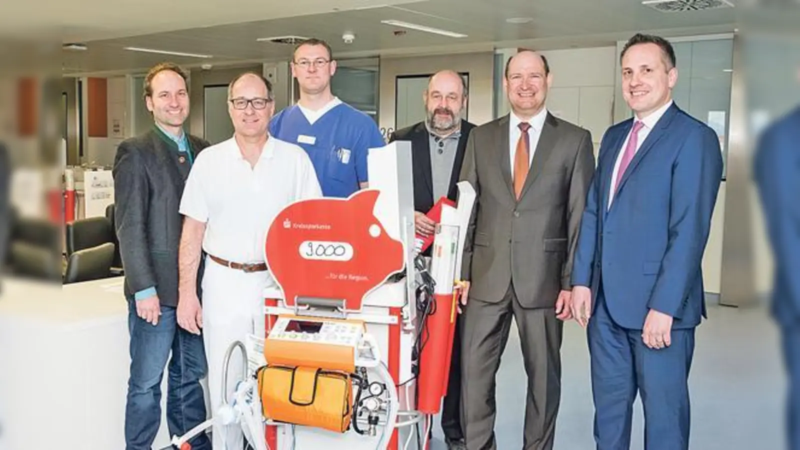 Kreisklinik-Geschäftsführer Stefan Huber, Peter Lemberger, Richard Haslbeck, Franz Köppl, Michael Maier und Manfred Bartl (v.li) bei der Scheckübergabe. 	 (Foto: kk)