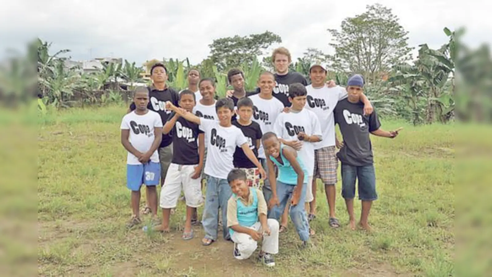 Organisator Sebastian Güniker mit Kindern des Straßenkinderheims in Santo Domingo de los Colorados (Ecuador).  (Foto: Privat)