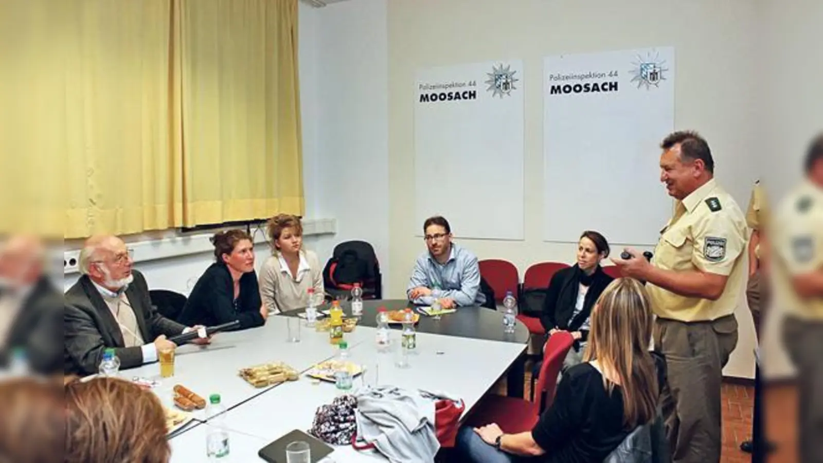Welche Hilfsmittel darf man im Ernstfall wirklich nutzen? Polizeihauptkommissar Gerhard Endl (rechts) informierte im Polizei-Kursus im vergangenen November in der Moosacher Polizeiinspektion darüber.  (Foto: Archiv/ch)