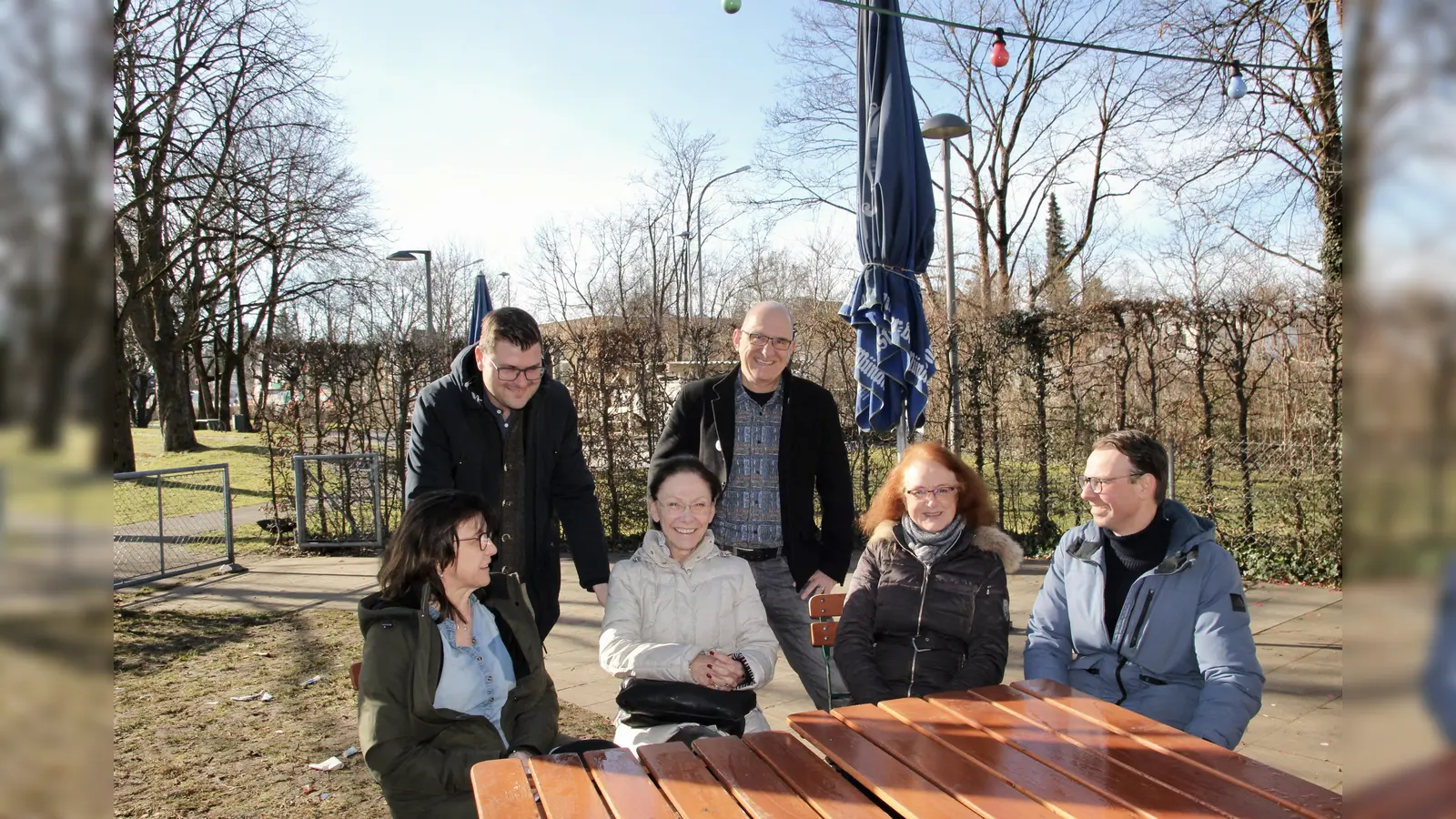 „Das Ansinnen der Stadt ist völlig falsch“, sagte Sven Wackermann (rechts) beim Gespräch mit Sonja Listl vom TSG, Sebastian Kriesel vom BA Aubing, Katrin Högn, Frieder Vogelsgesang und Maria Osterhuber-Völkl (von links) auf der TSG-Anlage). (Foto: us)