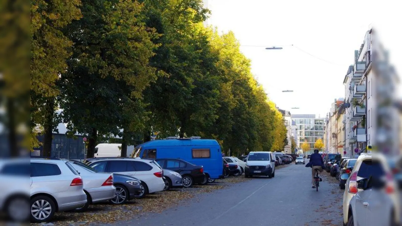 Wie könnte die Schießstättstraße genutzt werden, wenn hier keine Autos parken würden? Das will die Münchner Initiative für Nachhaltigkeit mit einem Modellprojekt im Sommer ausprobieren. (Foto: kö)