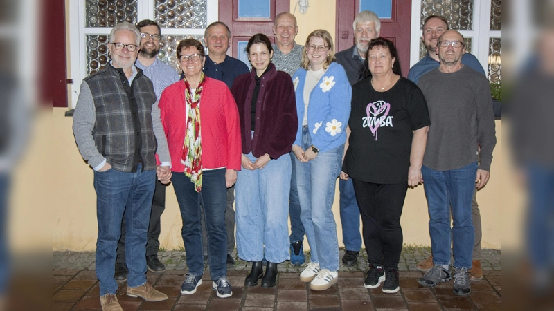 Die neue Vorstandschaft der Kolpingsfamilie (von links): Stefan Geißler, Maximilian Wörndle, Helga Geißler, Andreas Gerhardt, Veronika Vogl, Günter Felbinger, Amelie Felbinger, Lorenz Strasser, Brigitte Hertel, Sebastian Rüdiger, Max Graßl. Nicht auf dem Bild sind Präses Pfarrer Martin Garmaier, Caroline Stöckl, Hans Meyerhofer. (Foto: job)