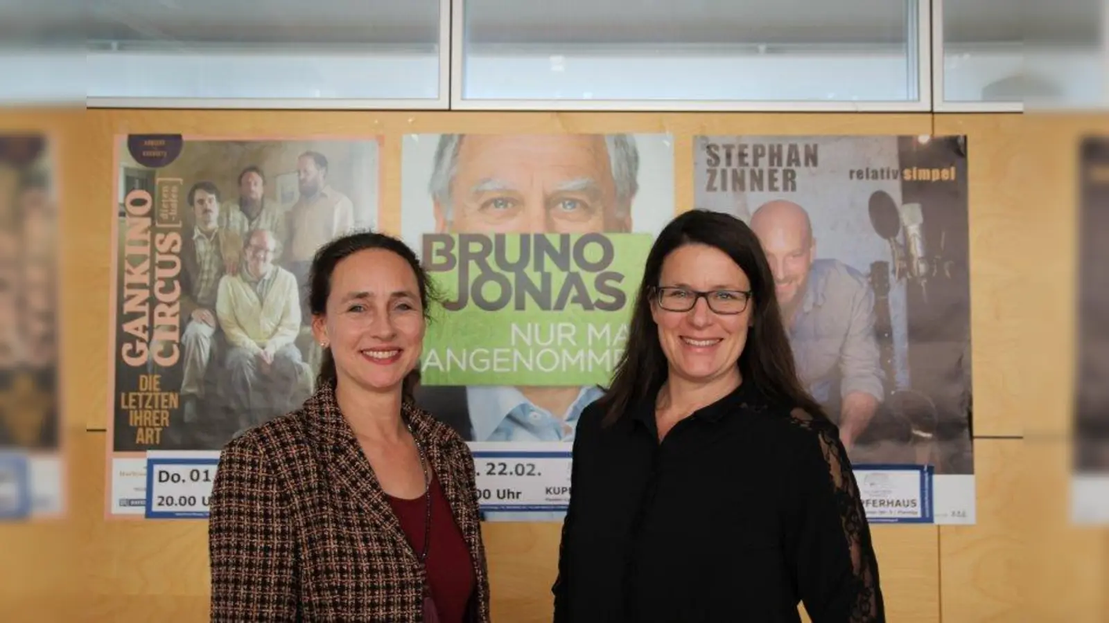 Neues ausprobieren und Gewohntes fortsetzen: Kulturreferentin Anja Fanslau und Claudia Heuermann (v.l.) stellten die neuen Kupferhaus-HIghlights vor. Abos gibt es ab sofort, Einzelkarten ab dem 5. Dezember. (Foto: us)